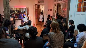 A la raíz: una noche donde la poesía bailó con el ritmo caribeño